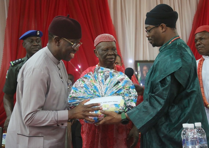 Delta State Governor, Senator Ifeanyi Okowa (left); receiving a gift from Royal Fathers, His Royal Majesty Emmanuel Efeizomor II, Obi of Owa (middle) and Benjamin Ikenchuku Keagborekuzi I, Dien of Agbor Kingdom, during a Meeting by the Governor on Traditional Rulers, at Owa Oyibu Delta State.