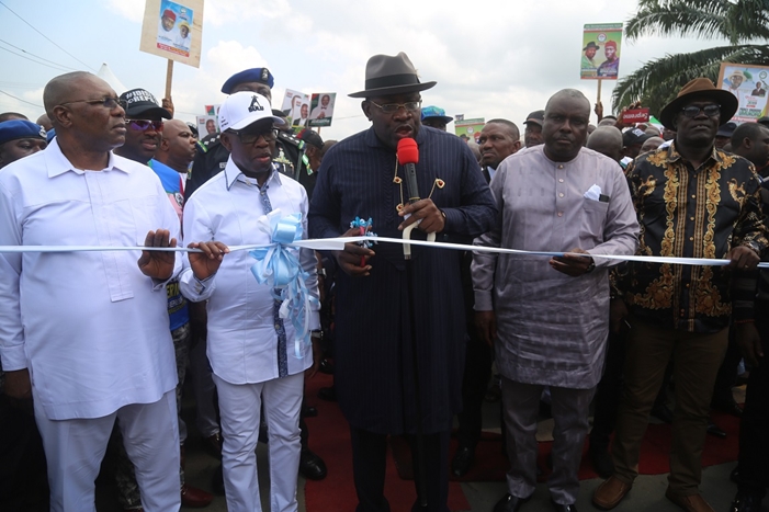 Delta State Governor, Senator Ifeanyi Okowa (2nd left; his Deputy, Barr. Kingsley Otuaro (left); former Governor of Delta State, Chief James Ibori (2nd right); Governor of Bayelsa State, Hon. Seriake Dickson (middle) and Delta State PDP Chairman, Barr. Kingsley Esiso, at the Commissioning of Jesse Road Dualization Project. Delta State.