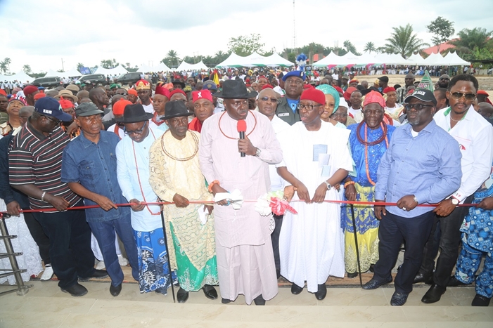 Delta State Governor, Senator Ifeanyi Okowa (4th right); former Governor, Chief James Ibori (middle); Immediate Past Governor of Delta State, Dr. Emmanuel Uduaghan (3rd left); Senator James Manager (2nd left); Speaker, Delta State House of Assembly, Rt. Hon. Sheriff Oborevwori (2nd right); Deputy Speaker, Rt. Hon. Friday Osanebi (right) and Other’s, during the Official Commissioning of Isoko Unity House, by Oleh Roundabout, Delta State.