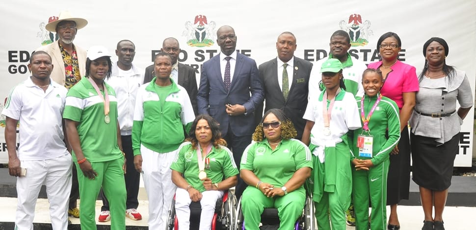Edo State Governor, Mr. Godwin Obaseki (4th left, back row); Special Adviser to the Governor on Special Duties, Yakubu Gowon (4th right, back row), with coaches and athletes of Edo State origin, who represented the country at the 2018 Commonwealth Games in Australia, after a courtesy visit to the governor, at the Government House, Benin City, on Tuesday, July 17, 2018.