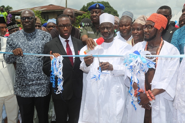 Delta State Governor, Senator Ifeanyi Okowa (2nd left); Governor of Gombe State, Ibrahim Dankwambo (2nd right); Obi Uche Irenuma, the Obi of Abavo Kingdom (right); Delta State PDP Chairman, Barr. Kingsley Esiso (left) and Other’s, during the Commissioning of Abavo Circular Road, Abavo Delta State.