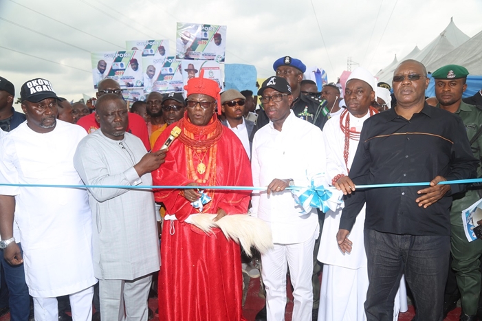 Delta State Governor, Senator Ifeanyi Okowa (2nd right); Deputy Governor of Delta State, Barr. Kingsley Otuaro (right); Speaker, Delta State House of Assembly, Rt. Hon. Sheriff Oborevwori (2nd left); His Royal Majesty, Dr. Emmanuel Sideso Abe I, the Ovie of Uvwie Kingdom (middle); Chairman, Uvwie Local Government Area, Hon. Ramson Tega (left) and Other’s, during the Commissioning of Ugbomro Road (Section I between DSC Expressway and the Federal University of Petroleum Resources Junction), Delta State.