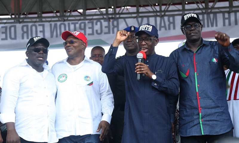 Delta State Governor, Senator Ifeanyi Okowa (2nd right); State Deputy Governor, Barr. Kingsley Otuaro (2nd left); State PDP Chairman, Barr. Kingsley Esiso (right) and Speaker, Delta State House of Assembly, Rt. Hon. Sheriff Oborevwori, during PDP Delta North Mega Rally/Reception of Decampees, at Kwale, Delta State.