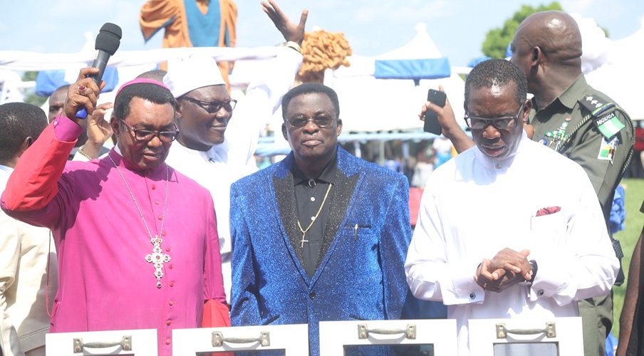 Delta State Governor, Senator Ifeanyi Okowa (right); Archbishop of Enugu Diocese, Most Rev. Emmanuel Chukwuma (left); State CAN Chairman, Apostle Dr. Silvanus Okorote (2nd left) and Chairman, CAN South-South, Archbishop Dr. God-do-well Avwomakpa, during the CAN Day Celebration, at Oleh Township Stadium, Delta State.