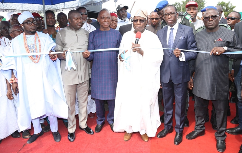 Delta State Governor, Senator Ifeanyi Okowa (2nd right); former President of the Federal Republic of Nigeria, His Excellency, Chief Olusegun Obasanjo (3rd right); Senator James Manager (3rd left); Hon. Festus Okoh (2nd left) and Other’s, during the Commissioning of the Dualized Old Lagos/Asaba Road, from Emuhu Junction to Agbor-Obi Junction, Delta State.