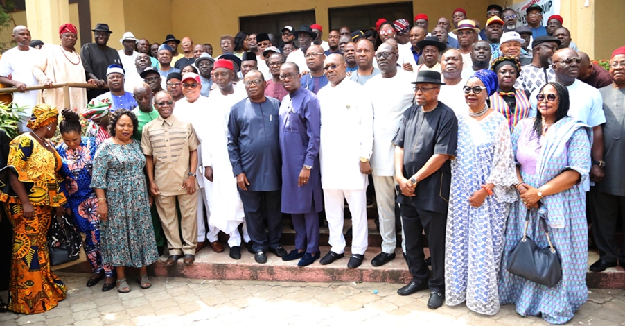 Delta State Governor, Senator Ifeanyi Okowa (middle) flanked by Delta PDP Stakeholders during the Official Inauguration of PDP Campaign Committee of the 2019 Elections, at Government House Asaba.