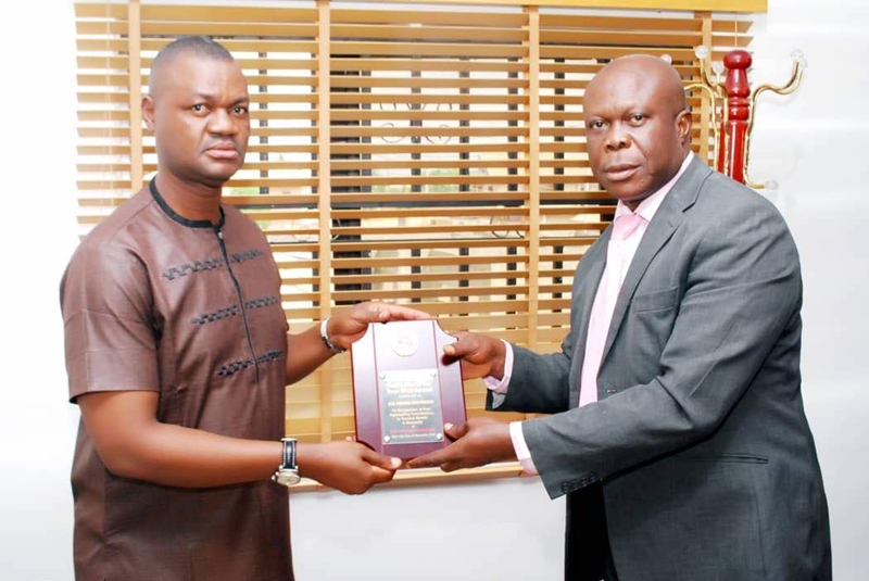 The Delta State Commissioner, Ministry of Oil and Gas, Hon Freeman Orits Fregene receiving award of "Outstanding Politician of the Year 2018” from the Publisher of Warri Voice Newspaper, Mr Femi Odonmeta