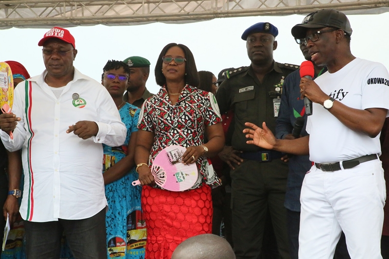 Delta State Governor, Senator Ifenayi Okowa (right); his wife, Dame Edith (3rd left); Deputy Governor of Delta State, Barr. Kingsley Otuaro (left) and his wife, Engr. Ebierin, during Delta State PDP Governorship Campaign, Bomadi Local Government Area, Delta State.