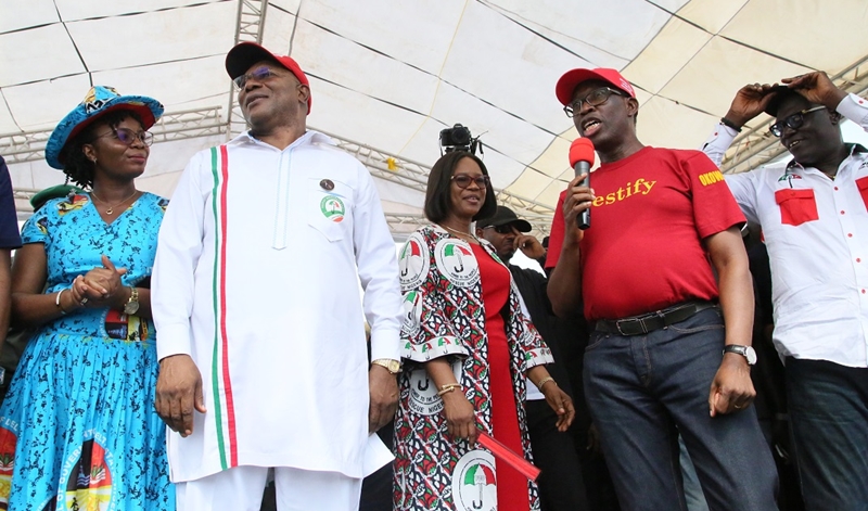 Delta State Governor, Senator Ifeanyi Okowa (2nd right); his wife, Dame Edith (middle); Delta State Deputy Governor, Barr. Kingsley Otuaro (2nd left); Engr. Ebierin (left) and State PDP Chairman, Barr. Kingsley Esiso, during Delta State PDP Governorship Campaign, Udu Local Government Area, Delta State.