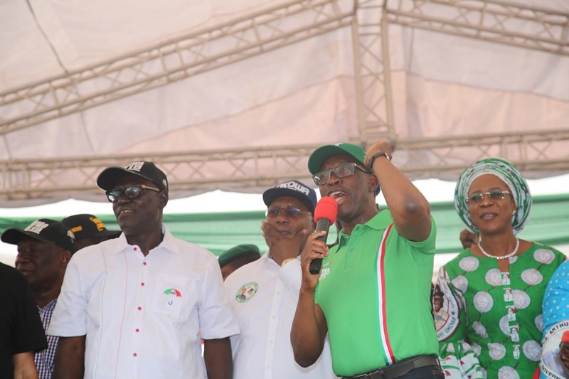 Delta State Governor Senator Ifeanyi Okowa (2nd right); his wife, Dame Edith (right); Delta State Deputy Governor, Barr. Kingsley Otuaro (2nd left) and State PDP Chairman, Barr. Kingsley Esiso , during Peoples Democratic Party (PDP) Campaign, Uvwie Local Government Area, Delta State.
