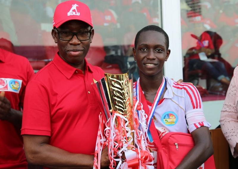 Delta State Governor, Senator Ifeanyi Okowa (left) presenting the Gold Trophy to the Team Captain of Obule Boys Integrated School, Neye Jolomi as the winner of 2018/2019 Edition of Zenith Bank Delta State Principals Cup Finals.