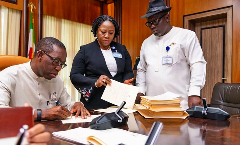 Delta State Governor, Senator Ifeanyi Okowa (left); Speaker, Delta State House of Assembly, Rt. Hon. Sheriff Oborevwori (right) and Clerk of the House, Barr. (Mrs.) Lyna Ocholor, during the Signing into law of 6 Bills Passed by the State House of Assembly on May 16, 2019