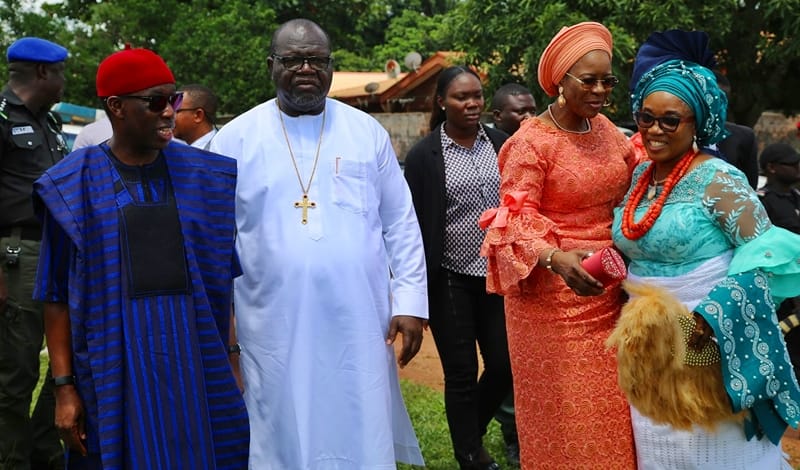 Delta State Governor, Senator Ifeanyi Okowa (left); his wife, Dame Edith (2nd right); Apostle Christopher Eruemulor (2nd left) and his wife, Mrs. Mary, during the Funeral Mass of Late Ezinne Gladys Aniagwu, at St’ John Catholic Church, Ubulu-Unor