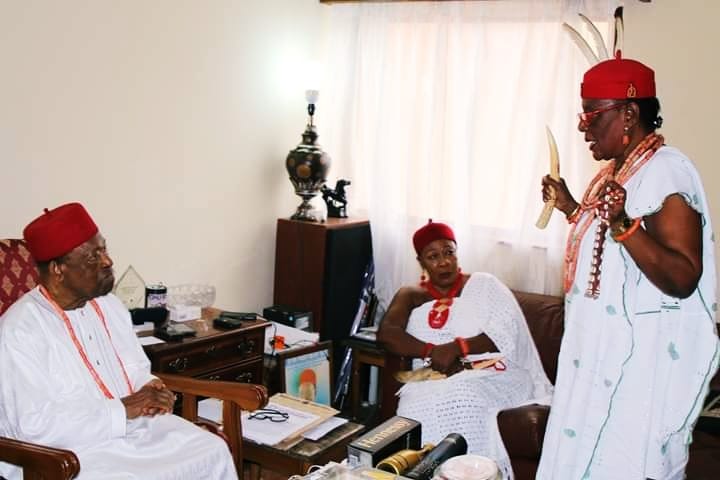 Omu Anioma, Obi Martha Dunkwu (R) Speaking at a Visit to the Asagba of Asaba, Obi Prof. Chike Edozien (L) accompanied by Omu Asaba, Obi Ada Biosah