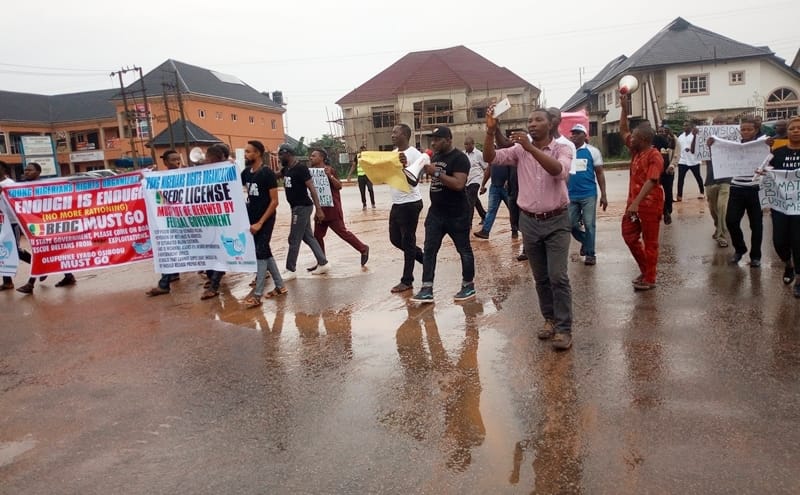 Asaba Residents Protest Against BEDC at Government House Gate