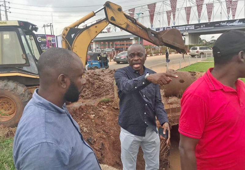 Chief Frank Omare, Director-General, Special Programs to the State Governor (Middle) supervising Desilting of some blocked Drains in Asaba.