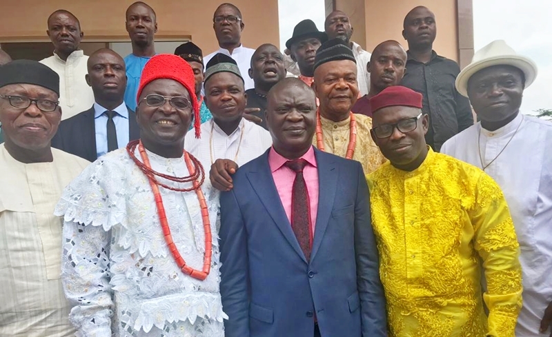 Hon Ferguson Onwo (middle) flanked by Leaders of Olomoro Community