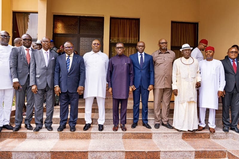 Delta State Governor, Senator Ifeanyi Okowa (middle); Deputy Governor of Delta State, Barr. Kingsley Otuaro (5th left); Speaker, Delta State House of Assembly, Rt. Hon. Sheriff Oborevwori (3rd left); Delta State PDP Chairman, Barr. Kingsley Esiso (left); Senior Political Adviser to the Governor, Hon. Funkekeme Solomon (right) and Other newly Sworn-in Advisers to the Governor, in Government House Asaba.