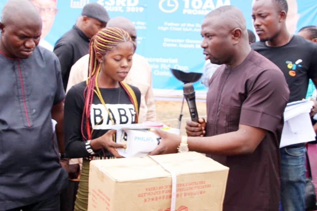 Comrade Umuakpo Ovie President, Isoko National Youth Assembly, INYA Presenting Starter Pack to one of the Beneficiaries