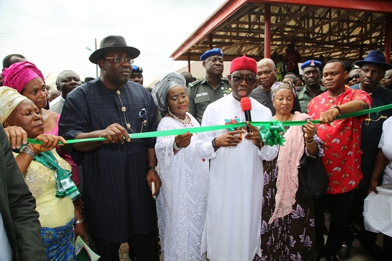 Delta State Governor, Senator Ifeanyi Okowa (middle); Bayelsa State Governor, Hon. Seriake Dickson (2nd left); his wife, Dr. Rachel (3rd left); the Deputy Governor of Ebonyi State, Dr. Eric Igwe (2nd right); Special Adviser to President on Social Investment, Maryam Uwais (3rd right) and Others, during the Commissioning of Goldcoast Dickson Modern Market, Held in Bayelsa State.