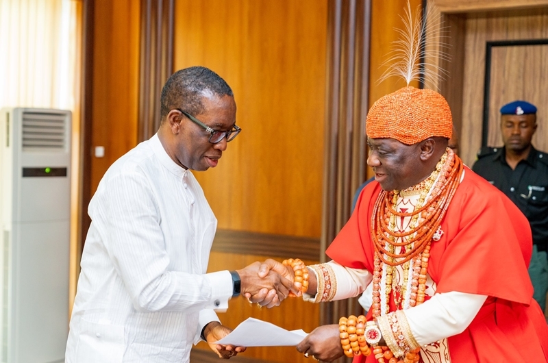 Delta State Governor, Senator Dr. Ifeanyi Okowa (left) receiving a letter of address from His Royal Majesty, Ogiame Ikenwoli, the Olu of Warri Kingdom, during a courtesy call on the Governor, by the Olu of Warri and his Chiefs.