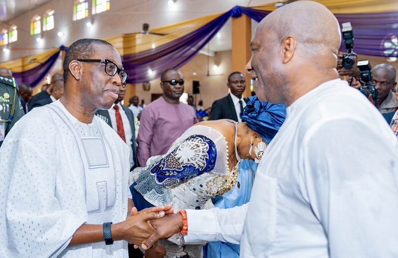 Delta State Governor, Senator Ifeanyi Okowa (left) in handshake with the Chairman/CEO of Air Peace, Mr. Allen Onyema, during the Funeral Service of Late Chief Michael Onyema, Father of the Chairman/CEO of Air Peace, held at Ihiala Local Government Area Mbosi, Anambra State.
