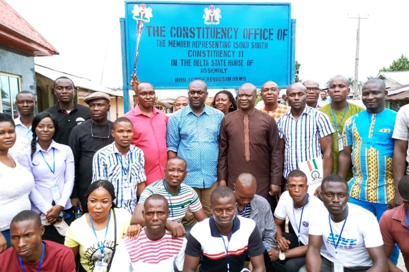 Hon Ferguson Onwo and Sir Itiako Ikpokpo flanked by first batch of Okpobrisi Sustainable Development Scheme