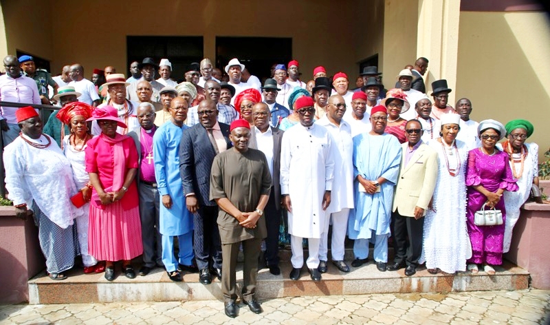 Delta State Governor, Senator Ifeanyi Okowa (7th right), his Deputy, Barr. Kingsley Otuaro (6th right), Minority Leader, House of Representatives, Rt Hon Ndudi Elumelu (7th left), the Speaker of the State House of Assembly, Rt Hon Sheriff Oborevwori (6th left), in a group photograph with the newly inaugurated State Advisory Council in Asaba.