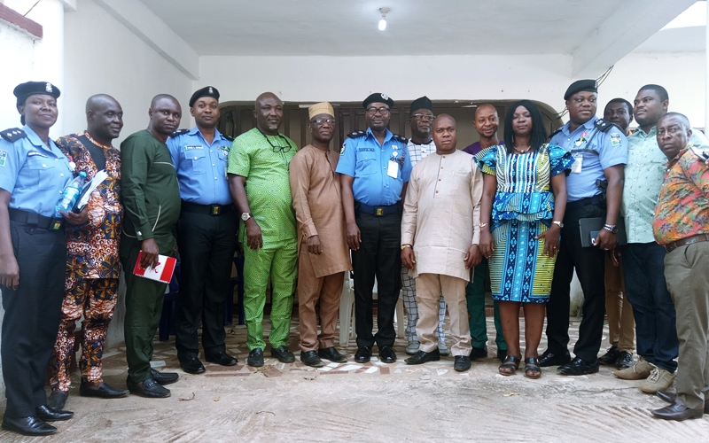 Delta NUJ Chairman, Comrade Michael Ikeogwu and the State Commissioner of Police, CP Hafiz Inuwa flanked by Leaders, members of the State NUJ and top ranking Police Officers during a courtesy visit.