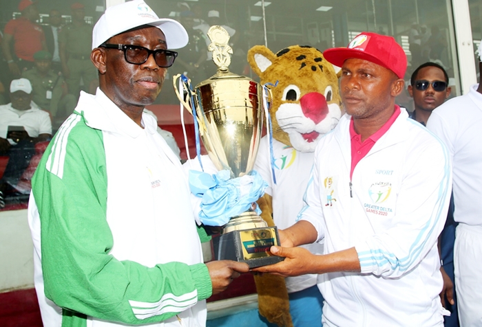 Delta State Governor, Senator Dr. Ifeanyi Okowa (left) presenting the Trophy to the first prize winner, Mr. Ohwofasa Godspower, during Delta State 2020 School Sport Festival Finale, held in Stephen Keshi Stadium Asaba. Wednesday, March 11, 2020