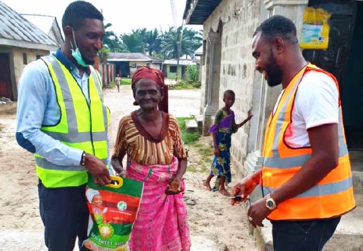 Okowa's Aide, Oghale Igbrude (left) Distributing Covid-19 Relief Materials