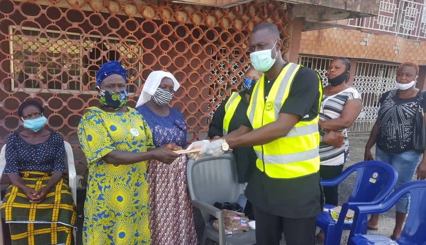 R-L: Mr Frank Nujimen, CEO, Sky Pop Foundation Presenting Cash Sum to one of the Beneficiaries.