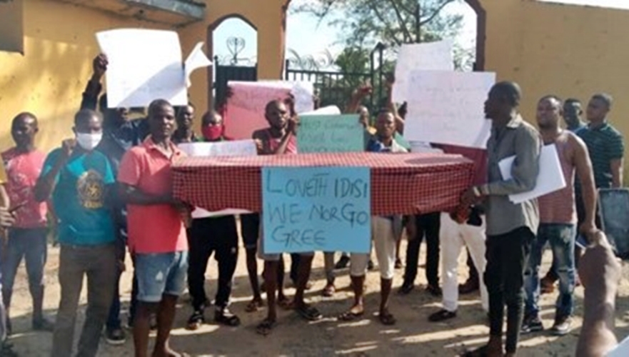 Members of Mosogar Community Protest at the College of Education gate over the Disqualification