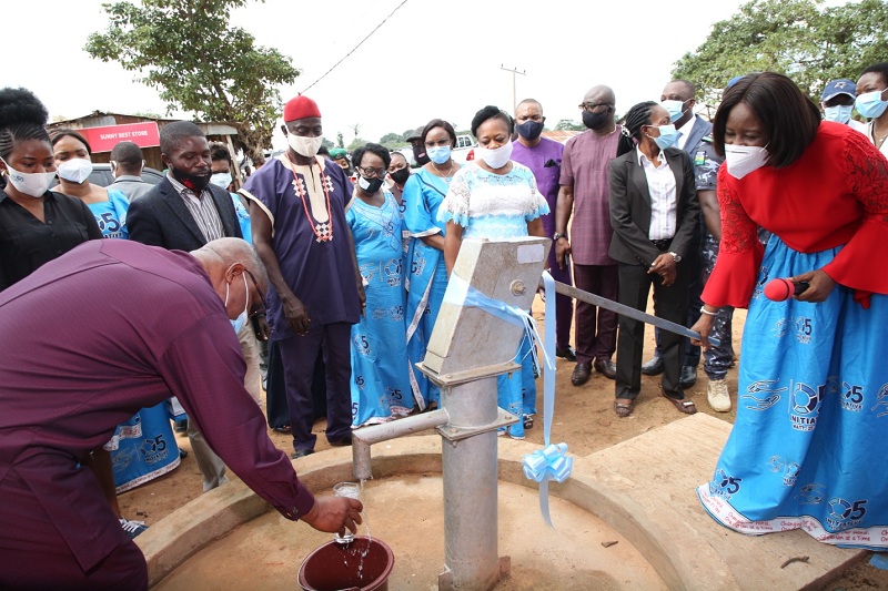 The wife of the Delta State Governor and founder O5 Initiative, Dame Edith Okowa (Right) pumping out water from a newly inaugurated bole-hole project donated to Mile 5 community by the O5 Initiative as part of activities to mark the 2020 International Day Of Charity.