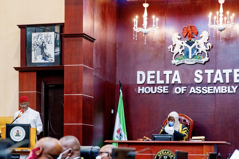 Delta State Governor, Senator Dr. Ifeanyi Okowa (left) and Speaker, Delta State House of Assembly, Rt. Hon. Sheriff Oborevwori (right) during the presentation of the 2021 Delta Budget/ Appropriation Bill to the House by the Governor on Tuesday, October 27, 2020. (Pics: twitter.com/@iaokowa)