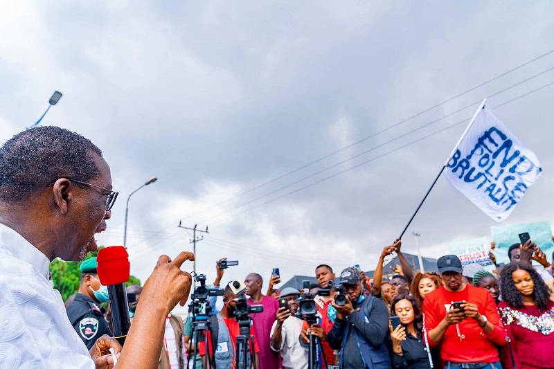 Delta Governor, Senator Dr. Ifeanyi Okowa addressing #EndSARS protesters at Government House gate, Asaba on Tuesday, October 13, 2020