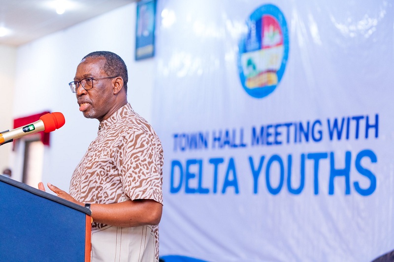 Delta Governor, Senator Ifeanyi Okowa addressing Youths of Delta North Senatorial District during a Town Hall Meeting with them at Unity Hall, Government House, Asaba on Friday, October 30, 2020 (Pix: twitter.com/iaokowa)