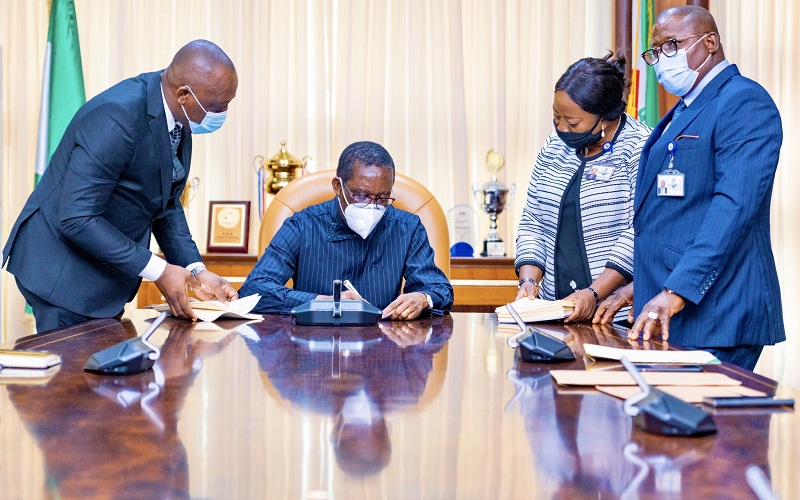 Delta Governor, Senator Dr. Ifeanyi Okowa (2nd left); Speaker, Delta State House of Assembly, Rt. Hon. Sheriff Oborevwori (right); Attorney-General and Commissioner for Justice, Peter Mrakpor, (left) and Clerk of the House, Barr. Lyna Ocholor, during the Signing into law, of the Bill to Eliminate Violence in Private and Public Life 2020 and the Delta State Local Content Agency Law 2020, in Government House Asaba, Wednesday, October 7, 2020 (PIX: Twitter.com/IAOkowa)
