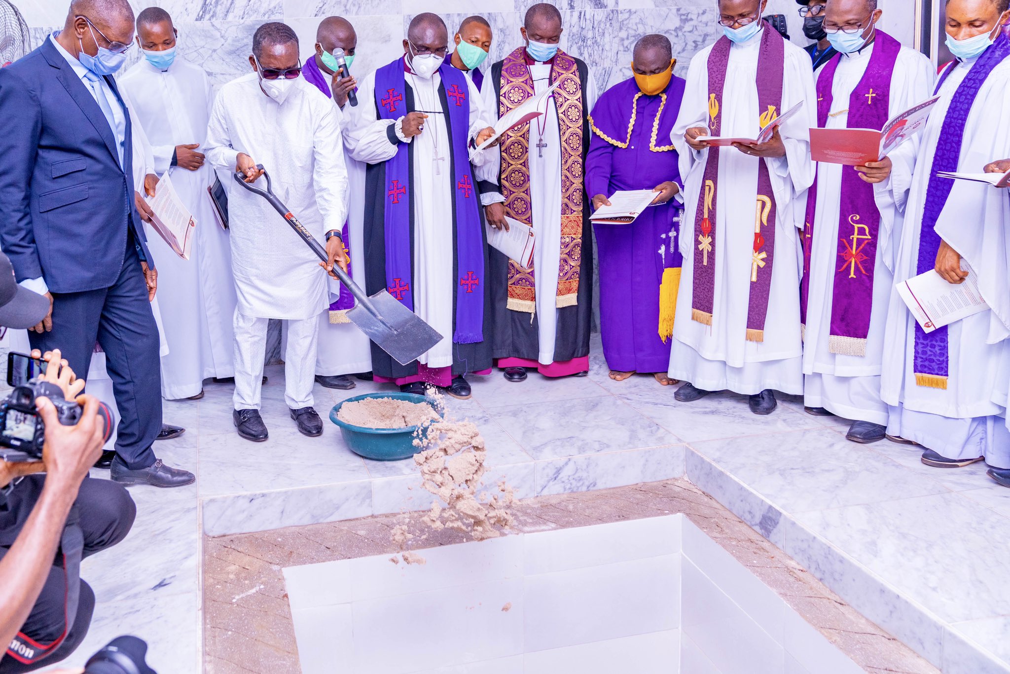 Delta Governor, Senator Ifeanyi Okowa throwing sand into the Grave of his late father, Pa Okorie Okowa on Tuesday, 16, 2021