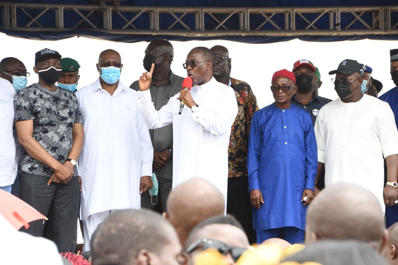 Delta Governor, Senator Dr. Ifeanyi Okowa (left) addressing hundreds of APC members who defected to the PDP in Aniocha/Oshimili Federal Constituency of the state, in Asaba on Thursday, June 24, 2021.(Pix: Bripin Enarusai)
