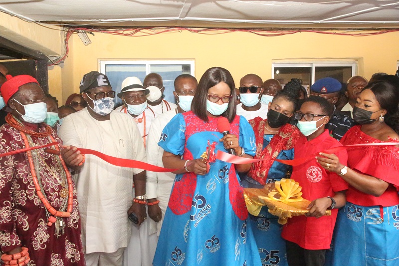The wife of the Delta State Governor and founder O5 Initiative, Dame Edith Okowa (Middle) cutting the tape to Inaugurate the 16th Sickle cell clinic in Central Hospital Warri while the wife of the Speaker of the Delta State House of Assembly, Mrs. Tobore (3rd right), the Director General O5 Initiative, Mrs. Kevwe Agas (right),the member representing Warri Federal Constituency, Hon. Thomas Ereyitomi (2nd Left), the Ovie of Okere-Urhobo Warri,HRM Emmanuel Okumagba (Left) and others watch on Friday, July 30, 2021.