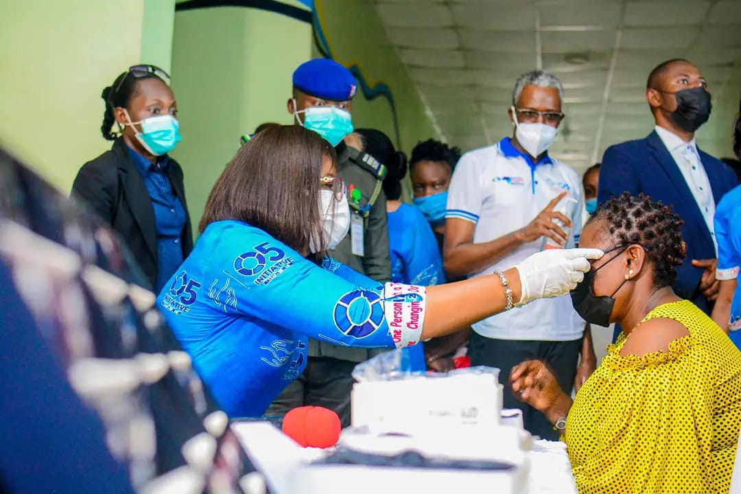 Wife of Delta State Governor and Founder O5 Initiative, Dame Edith Okowa Presenting eye glasses to one of the beneficiary to flag of the second face of the O5 Initiative Free Medical Outreach at Eku Government Hospital, Eku, Ethiope East Local Government Area of Delta State on Wednesday, October 6, 2021