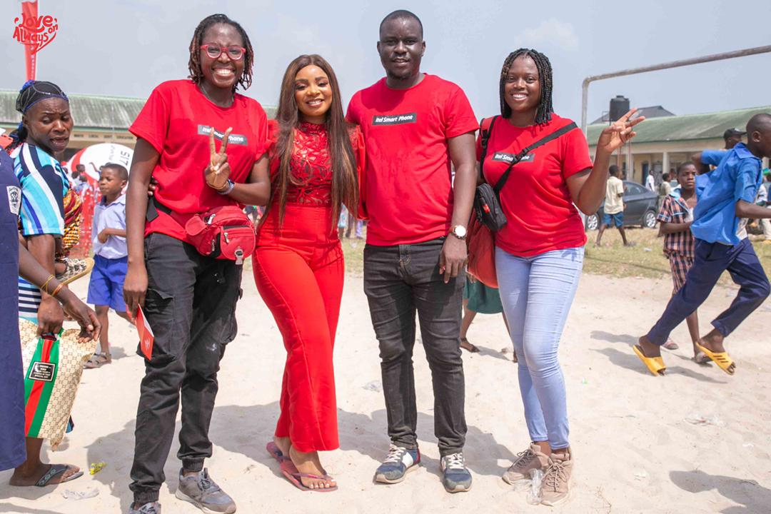 Mr. Oke Umurhohwo (2nd Right) Marketing Manager, West Africa Region, Itel Mobile Company, Ex Big Brother Niger Housemate, Queen Mercy Atang (2nd Left) and other Staff during the donation ceremony at the Oharisi Primary School Ughelli, Delta state.