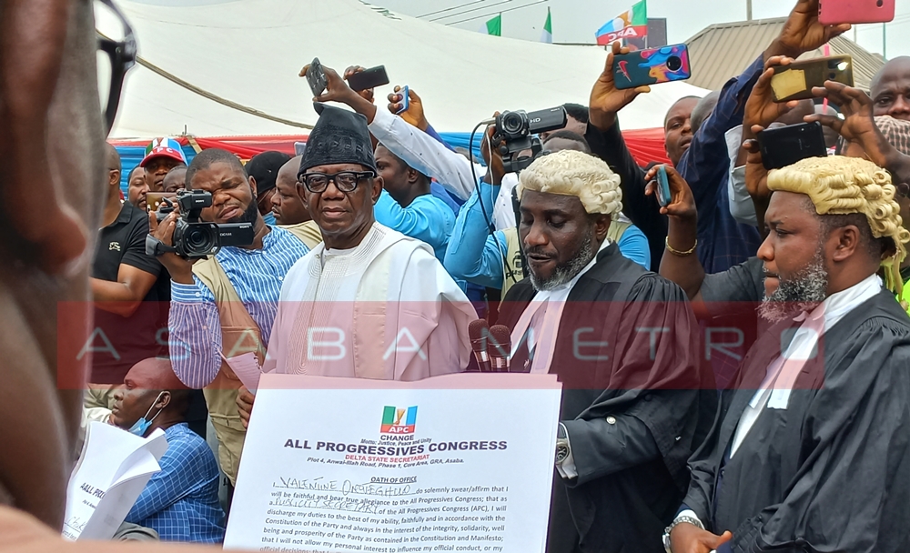 Delta State APC Chairman, Engr Omeni Sobotie looks as members of the Executive Committee take their Oath of Office on Wednesday, February 16, 2022