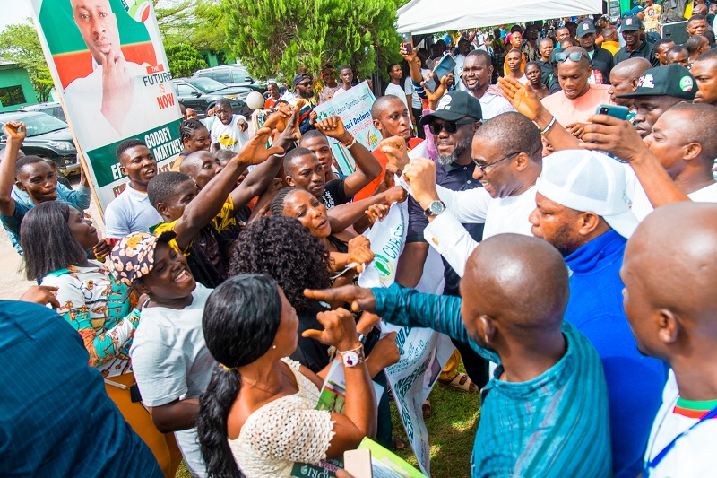 Crowd welcoming Olorogun David Edevbie to Amori's Senatorial Declaration