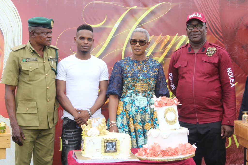 Wife of the Delta State Governor and Founder O5 Initiative, Dame Edith Okowa (Middle) cutting her 61st birthday cake with inmates of Ogwashi-Uku Correctional Centre flanked by the Commandant, National Drug Law and Enforcement Agency, Barr. Tunde John (Right) and the Officer in charge, Ogwashi-Uku Correctional Centre, D.C.C Sunday Oyakhire (Left) PIX: NORBERT AMEDE