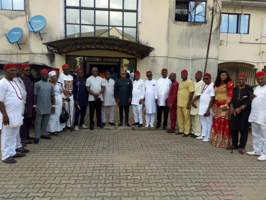 Governor Okowa's Aide, Hon Funkekeme Solomon (centre) flanked by leadership of Ohaneze Ndigbo Delta North/South Chapter