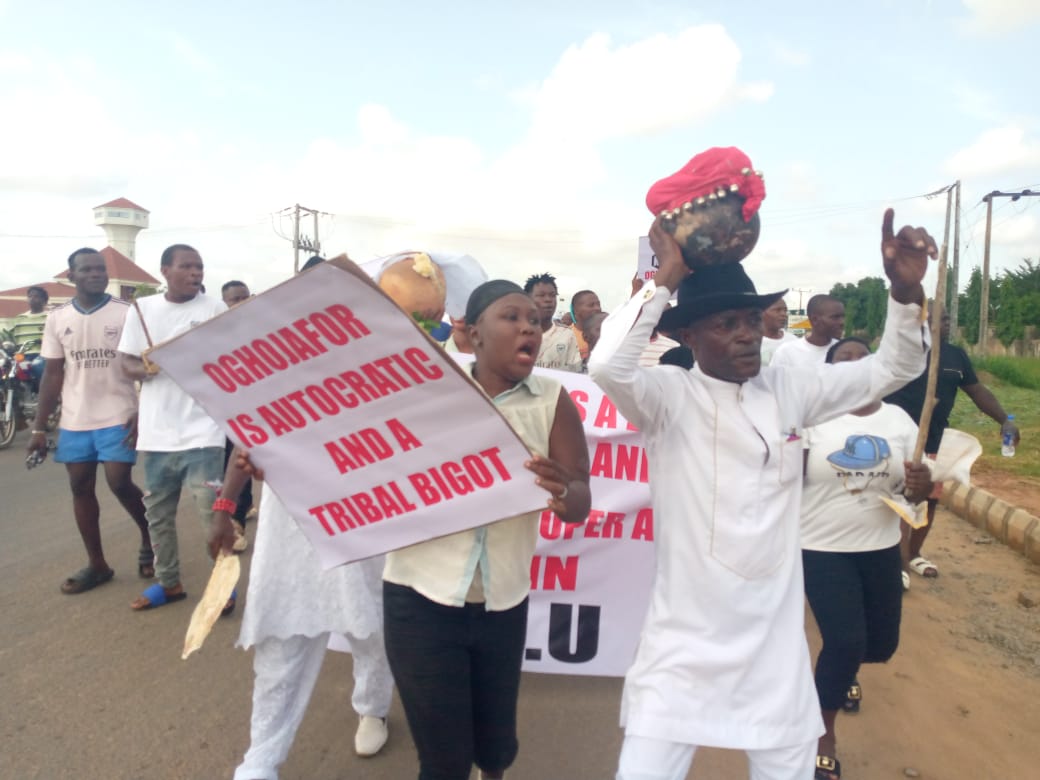 Asaba Indigenes lead protest against the VC of Dennis Osadebay University, Anwai