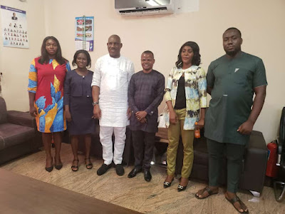 Chief Press Secretary to Governor Ifeanyi Okowa, Mr Olisa Ifeajika (center) in a group Photograph with Journalists of Indigenous Correspondents' Chapel, NUJ Delta State Council.