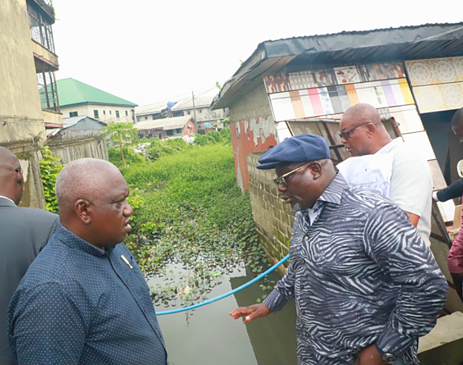 Delta Governor, Rt. Hon. Sheriff Oborevwori (right) discussing with the Permanent Secretary, Ministry of Works, Engr. Fred Edafeogho (left), during his Inspection of Flood Control Measures in Effurun, Warri and Environs on Monday. PIX; SAMUEL JIBUNOR
